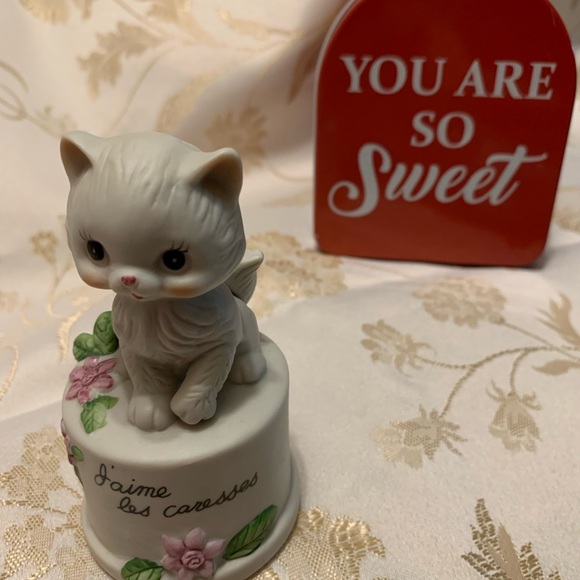 Cute Kitty Figurine on Pedestal w flowers - Picture 7 of 10